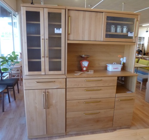 種類豊富で使いやすい食器棚☆真鍮色の取っ手とチェッカーがラスが人気